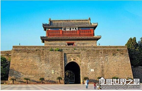 天下第一雄关是那个关？嘉峪关(是古代丝绸之路的交通要塞)