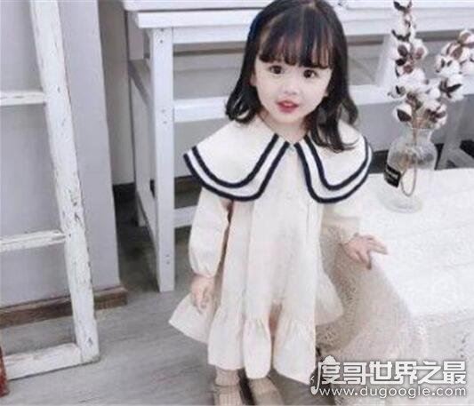 童模妞妞被踢视频背后,一天盘拍119套衣服(年仅三岁为家赚几十万)
