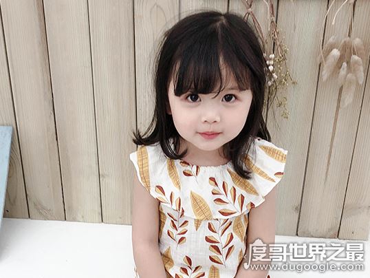 童模妞妞被踢视频背后，一天盘拍119套衣服(年仅三岁为家赚几十万)