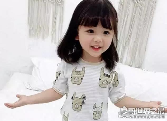 童模妞妞被踢视频背后,一天盘拍119套衣服(年仅三岁为家赚几十万)