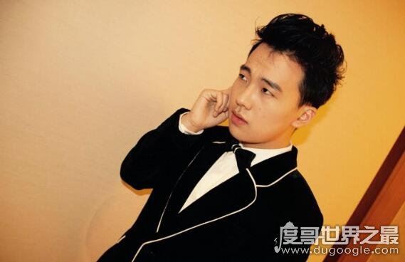 郭麒麟约会美女疑是恋情曝光,女方年纪比他大经纪人否认恋情
