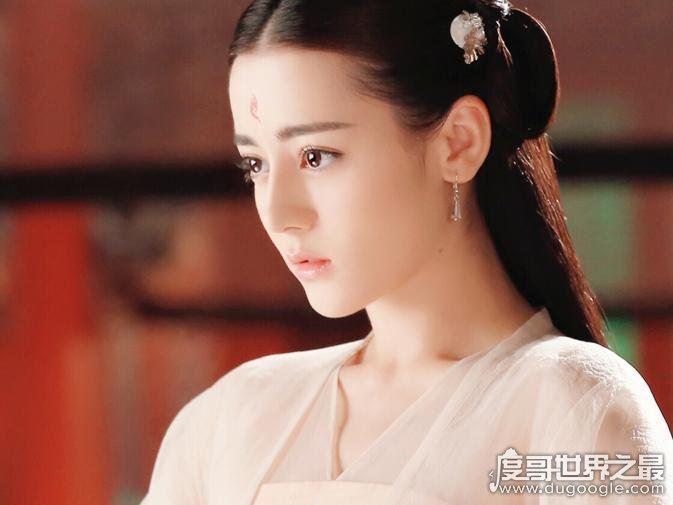 迪丽热巴整容前照片，从小美到大的她打破整容谣言