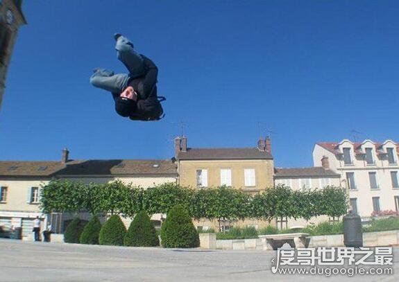 世界跑酷第一人,塞瑞尔·拉菲利是荧幕上吸粉无数的跑酷王