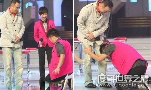 胡歌跪地签名受一致好评，某些艺人跪地却被毁了一生