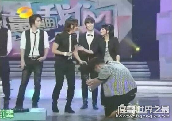 胡歌跪地签名受一致好评，某些艺人跪地却被毁了一生