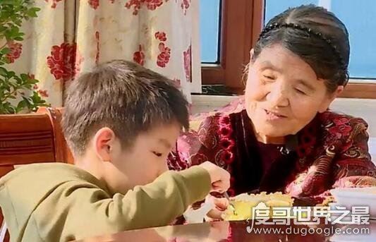 安迪奶奶背景不简单，住的房子像城堡(说话超有底气)