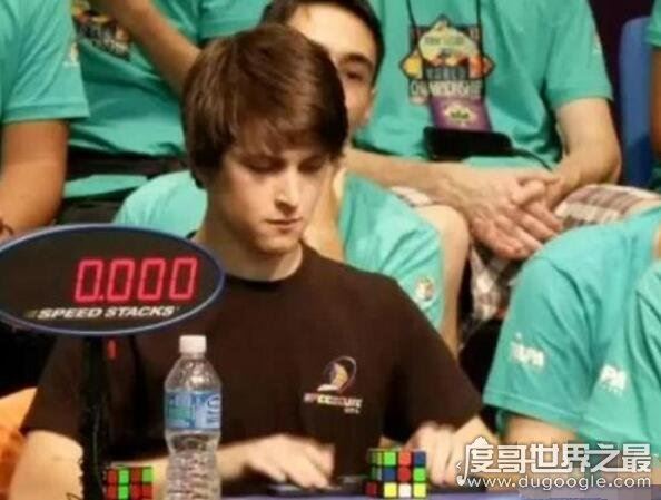 还原三阶魔方世界纪录保持者，菲利克斯·曾姆丹格斯(4.73秒)