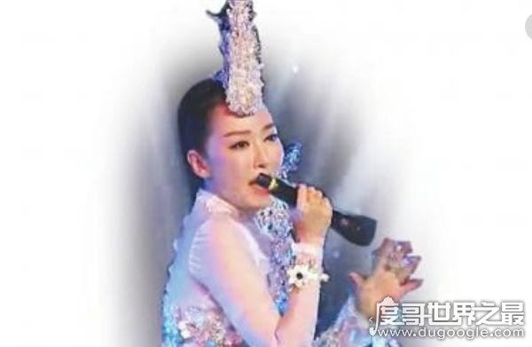盘点那些假唱被揭穿的明星,萨顶顶假唱转话筒(视频)