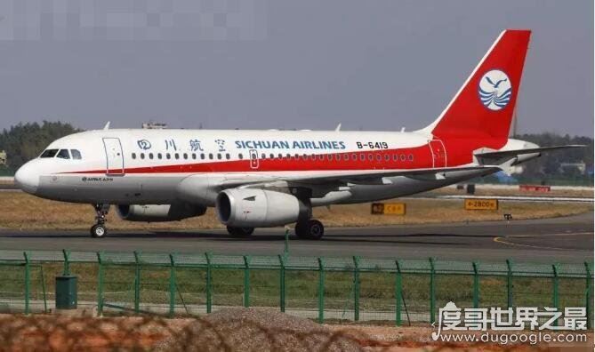 川航迫降空姐哭了,飞机颠簸副驾飞出窗外(全机组人员生死攸关)