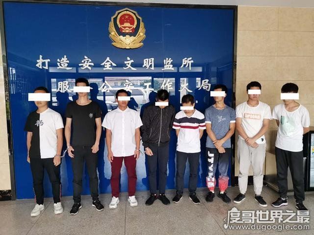 男子为见网友被困传销，厕所写下小纸条扔向店员被救
