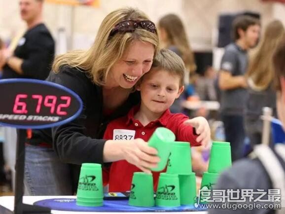 飞叠杯世界纪录，男子组最快纪录是1.363(女子组最快是1.424)