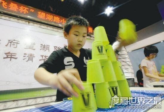 飞叠杯世界纪录,男子组最快纪录是1.363(女子组最快是1.424)