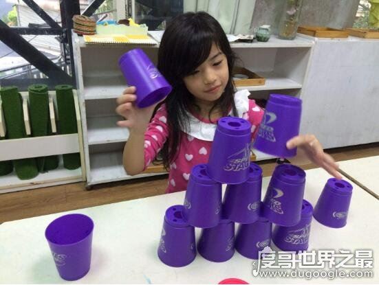 飞叠杯世界纪录，男子组最快纪录是1.363(女子组最快是1.424)