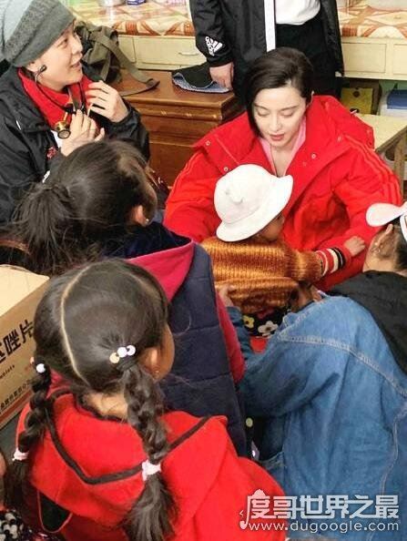 范冰冰素颜做公益，被网友质疑＂洗白＂(素颜依旧美艳)