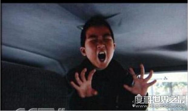 重庆僵尸男孩，形如僵尸张牙舞爪又嗜血(是一名癔症患者)