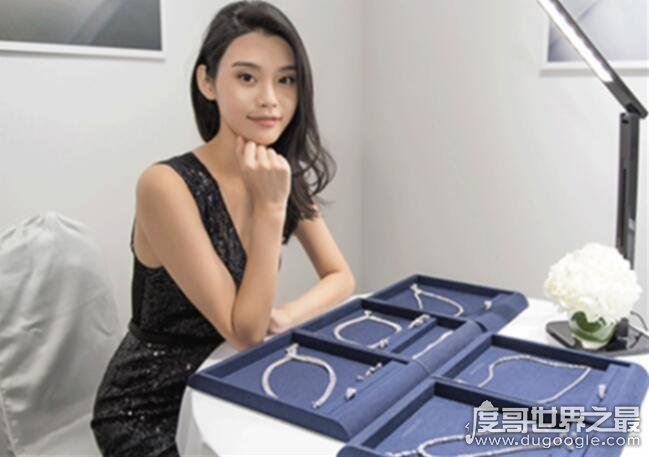 奚梦瑶家境曝光，父母都是商人从小上名校(并非高攀何猷君)