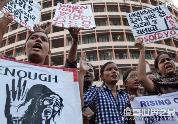 令人震惊的印度黑公交轮奸案，23岁女孩遭六人暴力轮奸致死