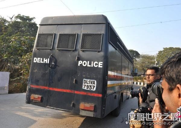 令人震惊的印度黑公交轮奸案，23岁女孩遭六人暴力轮奸致死