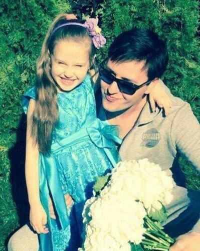李玉刚老婆和女儿照片，隐婚生八岁混血女儿