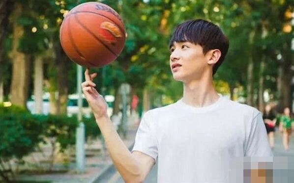 国民校草白敬亭整容前照片谣言，纯天然无公害帅哥