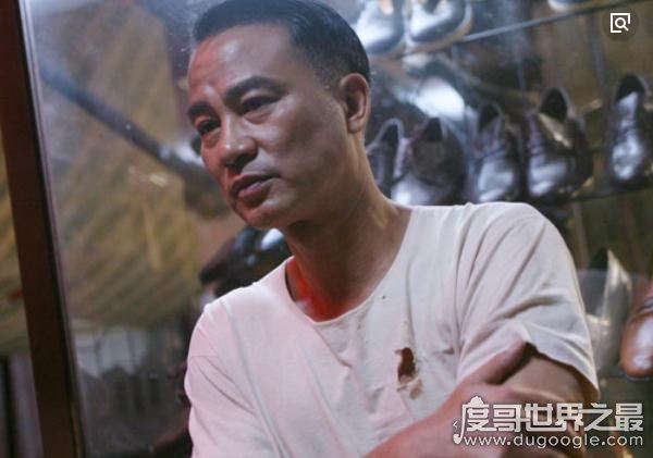 任达华的哥哥任达荣是高级警务人员,连港老大向华强都怕他三分