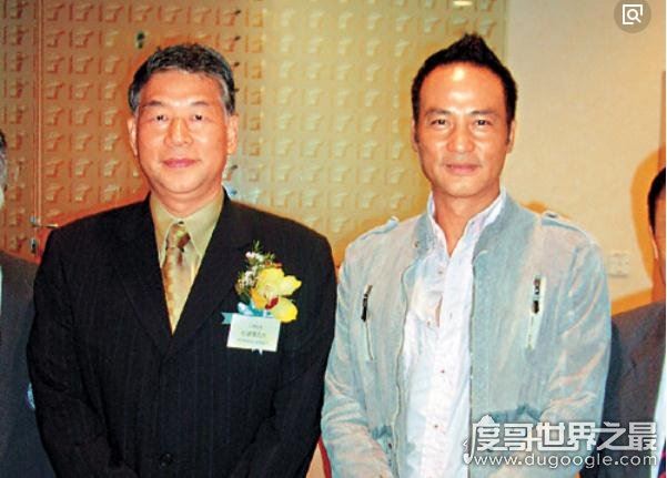 任达华的哥哥任达荣是高级警务人员，连港老大向华强都怕他三分