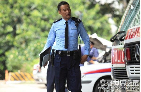 任达华的哥哥任达荣是高级警务人员，连港老大向华强都怕他三分