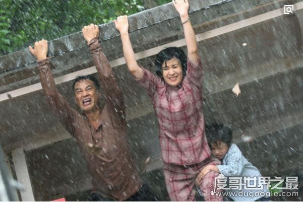 任达华的哥哥任达荣是高级警务人员，连港老大向华强都怕他三分