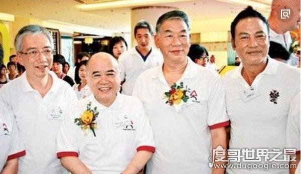 任达华的哥哥任达荣是高级警务人员，连港老大向华强都怕他三分