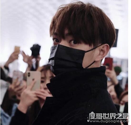 粉丝摔碎许凯手机,他仍然保持微笑好脾气令众网友点赞