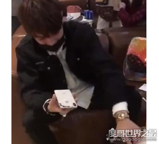粉丝摔碎许凯手机,他仍然保持微笑好脾气令众网友点赞