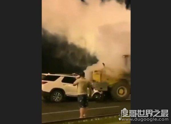 拒绝挪车两人身亡,铲车司机只顾打电话并不挪车救人