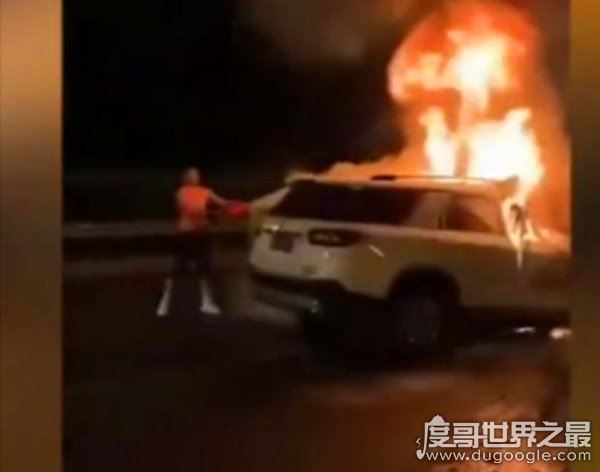 拒绝挪车两人身亡，铲车司机只顾打电话并不挪车救人