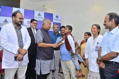 世界上牙齿最多的人，拉文德拉纳特一次拔出大小不一526颗牙齿