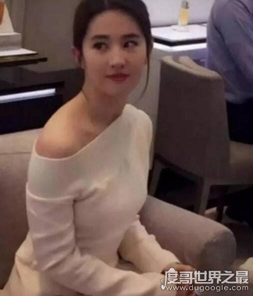 刘亦菲重返校园打羽毛球，素颜照甜美可人打破怀孕说