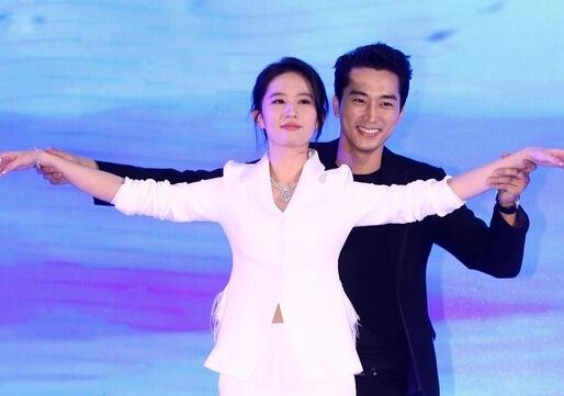 刘亦菲重返校园打羽毛球，素颜照甜美可人打破怀孕说