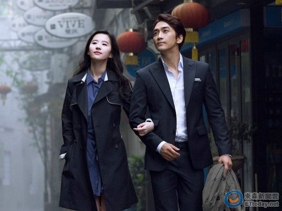 刘亦菲重返校园打羽毛球，素颜照甜美可人打破怀孕说