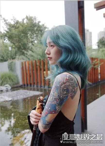 李诞女朋友黑尾酱个人资料，肤白貌美颜值超高(真是便宜了蛋蛋)