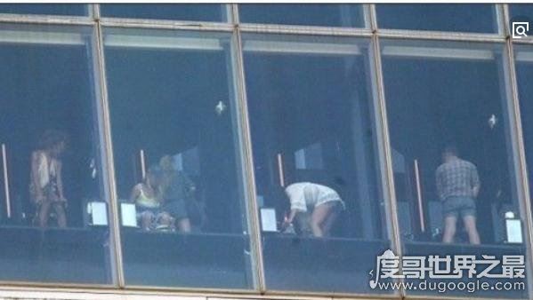 日本人发明的透明女厕太奇葩，女子如厕模样清晰可见(无节操)