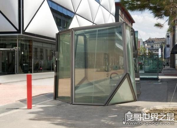 日本人发明的透明女厕太奇葩，女子如厕模样清晰可见(无节操)