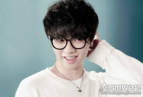 华晨宇整容前后照片对比，鼻翼和下颌骨动刀最明显