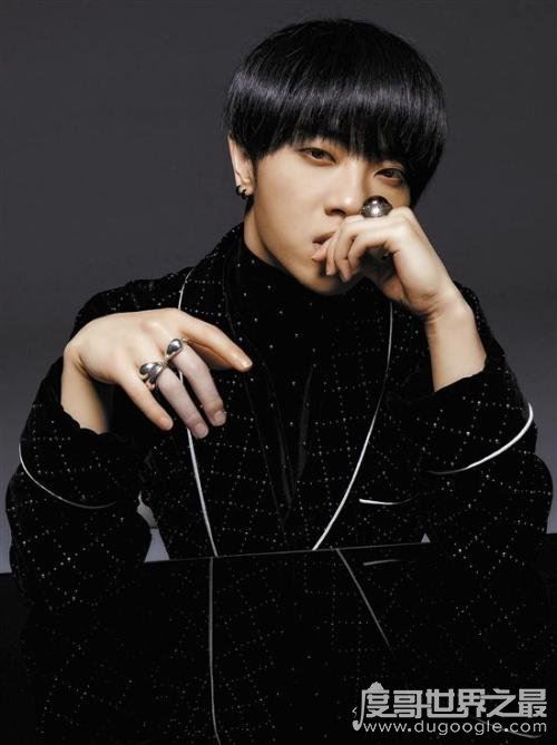 华晨宇整容前后照片对比，鼻翼和下颌骨动刀最明显