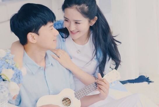 谢娜怀孕20周大肚照曝光，挺大肚子何炅小心搀扶