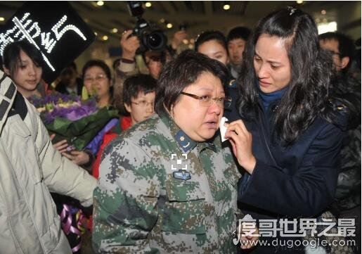 韩红车祸后带伤探访,多年慈善保佑自己化险为夷