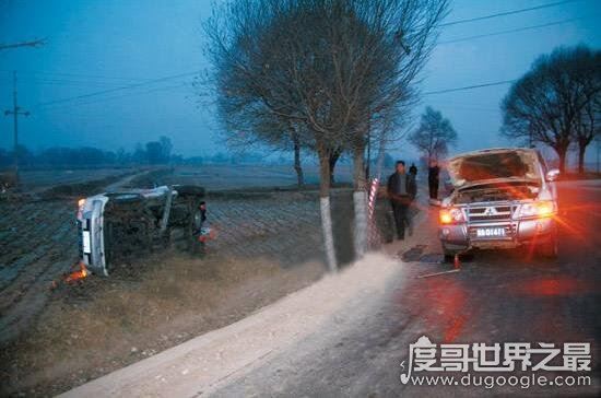 韩红车祸后带伤探访,多年慈善保佑自己化险为夷