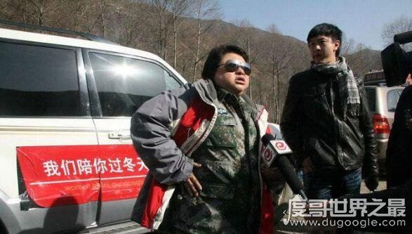 韩红车祸后带伤探访,多年慈善保佑自己化险为夷