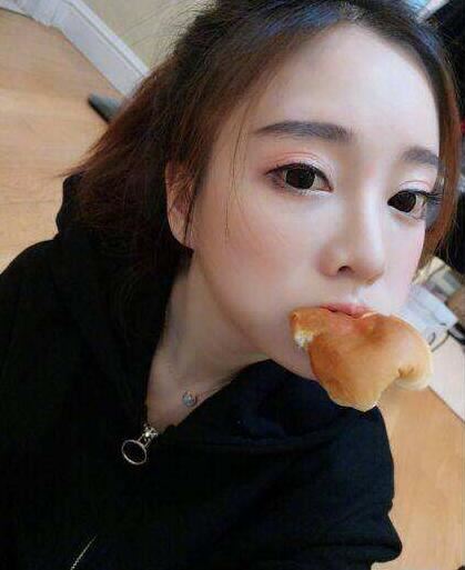 冯提莫吃精门事件，私生活淫乱不堪陪睡男粉丝