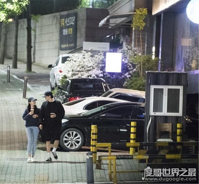 苏志燮赵恩情恋情公开，街头甜蜜牵手散步(相差17岁已交往1年)