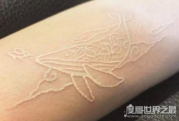 鸽子血纹身被称为隐形纹身，在饮酒或情绪激动时会变成红色