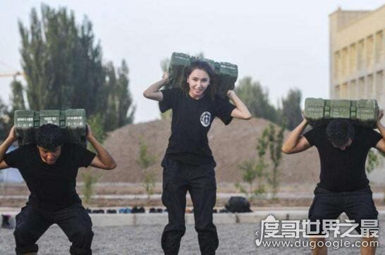 新疆最美女特警走红，迪丽热巴·牙合甫惊艳照片